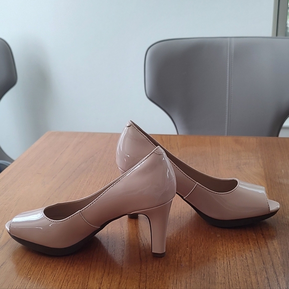 NWOB Clarks Peep toe heels - Picture 2 of 8